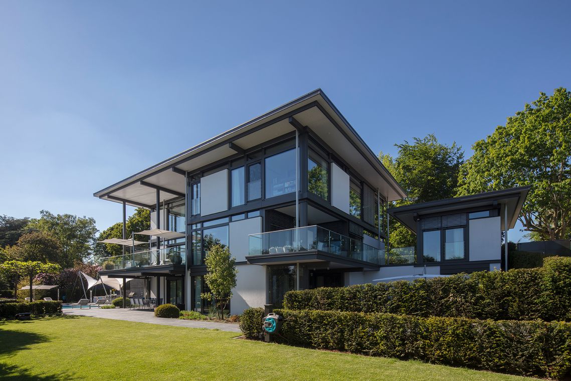 Villa aus Holz und Glas von HUF HAUS in Münster Nähe