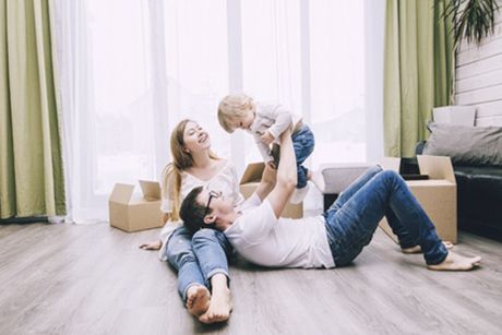 Glückliche Familie nach Immobilienkauf